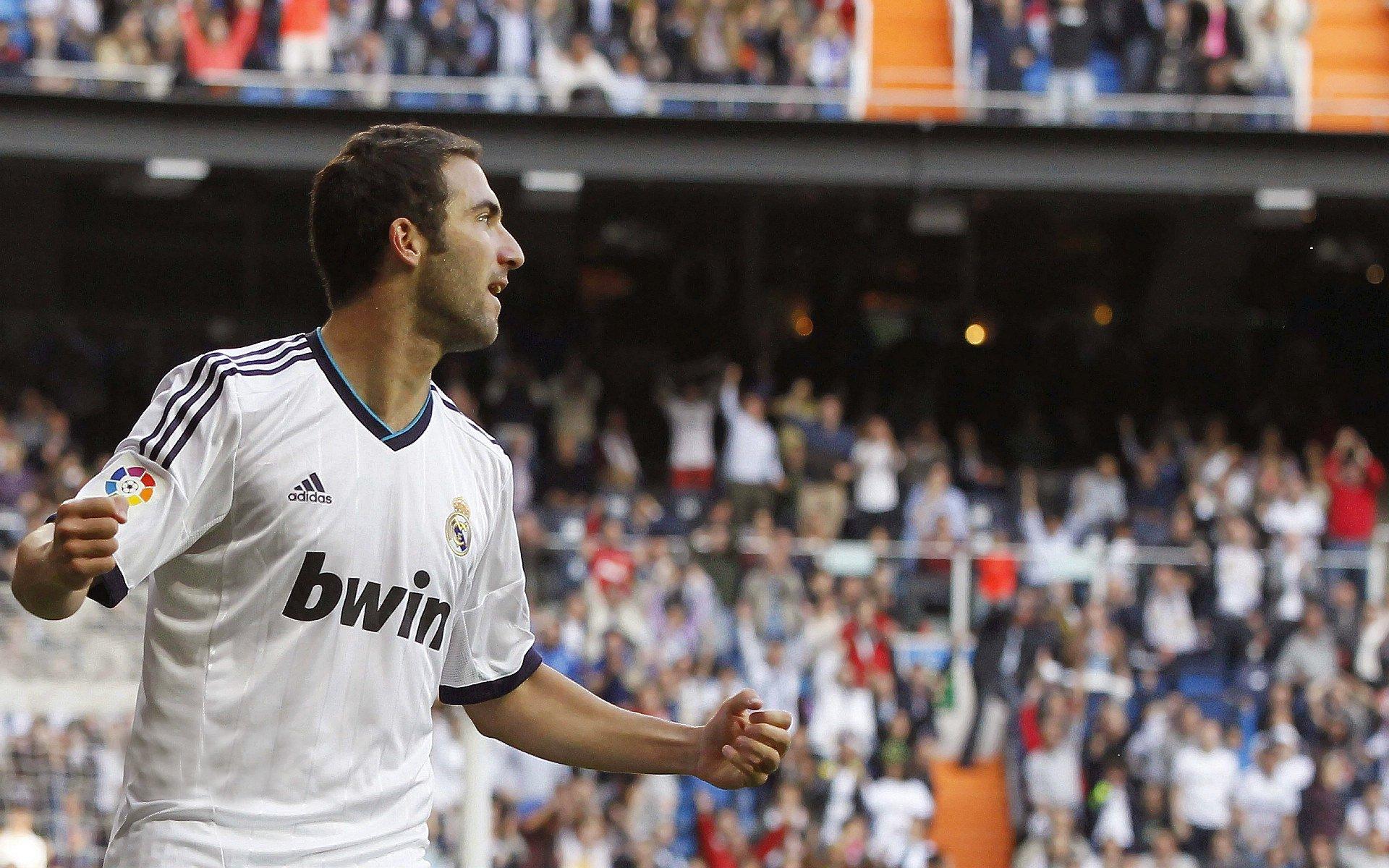 复刻第一球!埃泽完美梅开二度,萨尔助攻定乾坤,热刺主场0-1陷被动